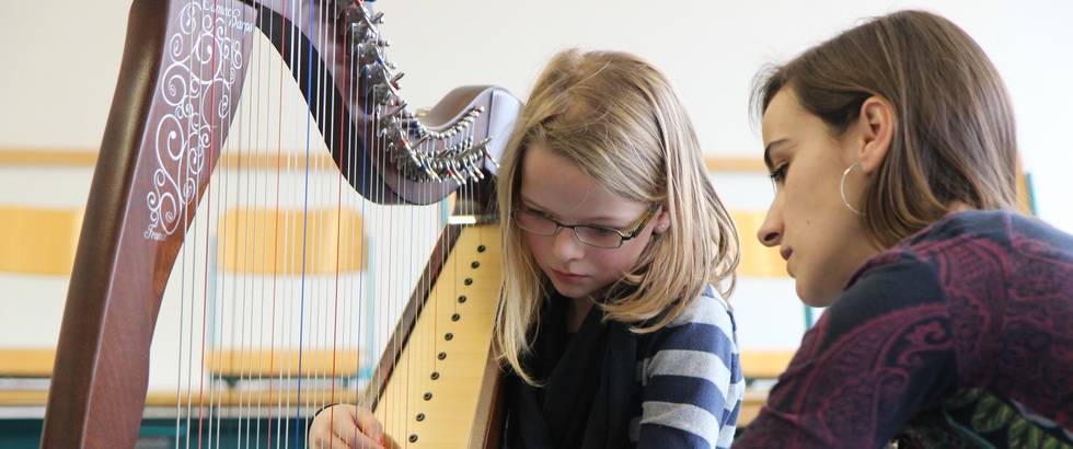 Musikschule Offenburg/Ortenau Die Musikschule Offenburg/Ortenau ist eine gemeinnützige GmbH der Städte Offenburg, Haslach, Hausach, Kehl, Wolfach und Zell a.H. Sie ist anerkannt nach dem Jugendbildungsgesetz und Mitglied im Verband deutscher Musikschule (VdM). Etwa 4.300 Schülerinnen und Schüler mit 4.800 Unterrichtsbelegungen werden von ca. 110 Lehrkräften unterrichtet. Neben den sechs Musikschulen in den Gesellschafterstädten führen wir an vielen Orten im Einzugsbereich zwischen Wolfach und Kehl Musikunterricht durch. Pro Woche werden etwa 1.700 Unterrichtsstunden erteilt. Die Musikschule Offenburg/Ortenau gehört zu den großen Musikschulen in Baden-Württemberg.